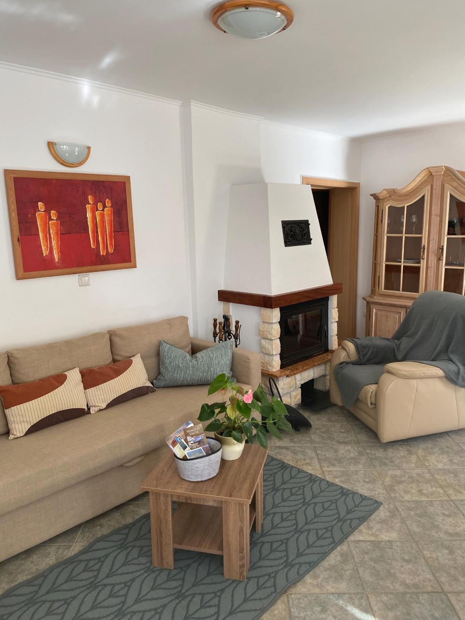 Haus Lucia Apartment Eger Luaran gambar