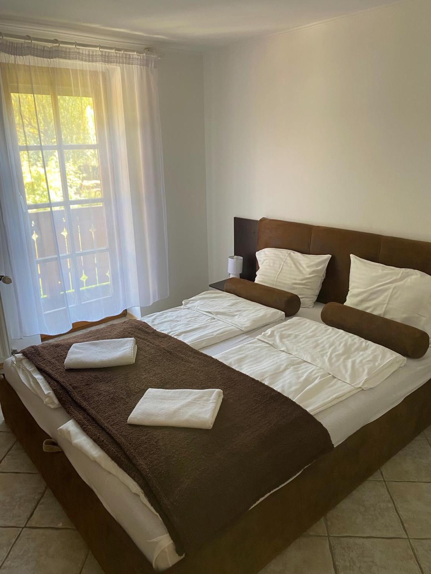 Haus Lucia Apartment Eger Luaran gambar