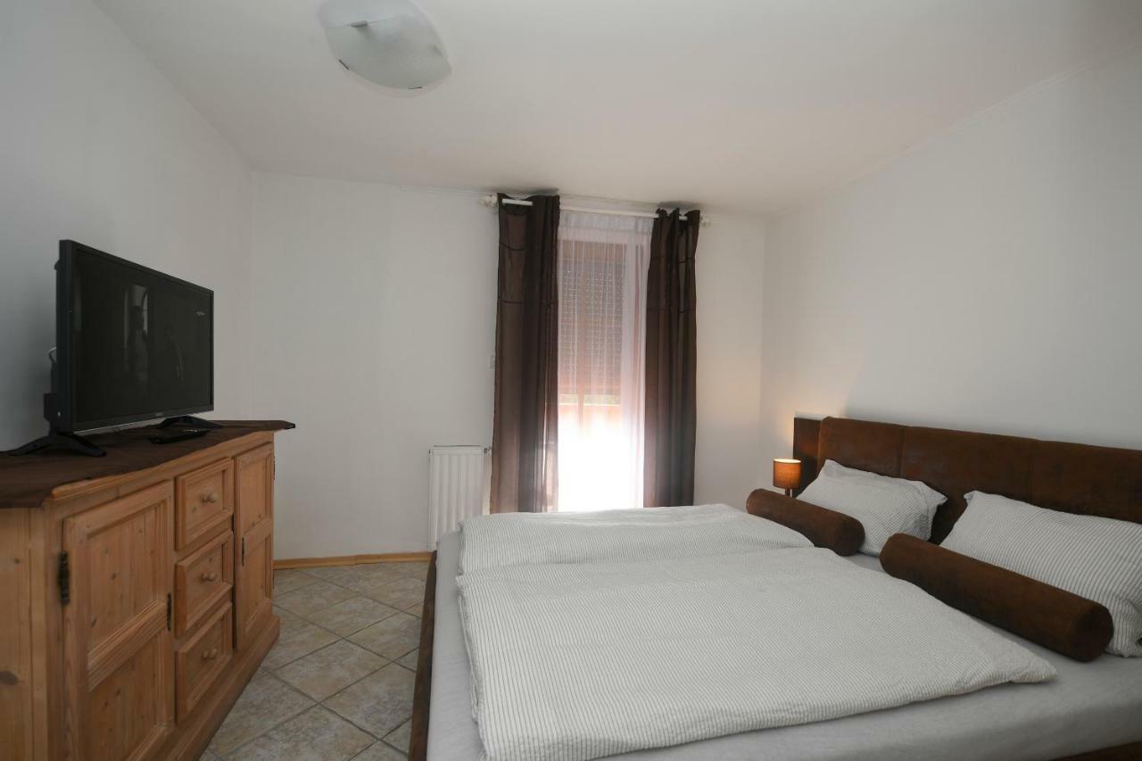 Haus Lucia Apartment Eger Luaran gambar